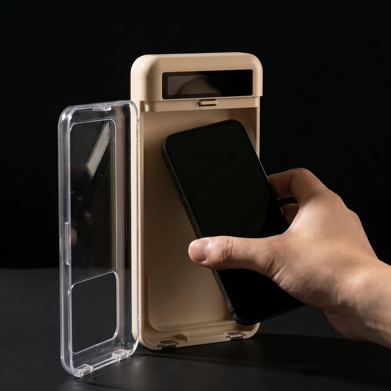 Mano metiendo un móvil en la caja de bloqueo beige con la tapa transparente abierta